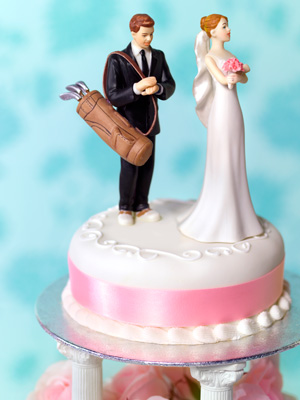 Splitting couple on a wedding cake - Breaking up: how to make divorce easier - Diet & wellbeing - allaboutyou.com