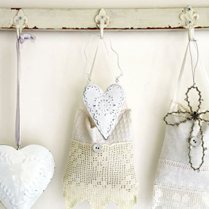 Lavender bags to sew, hanging on coat hooks - Sew lacy lavender bags: free sewing pattern - Home makes - Craft - allaboutyou.com