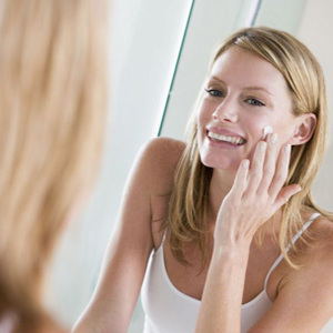 woman applying moisturiser how to find the best moisturiser