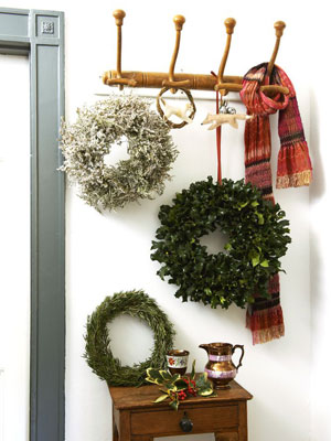 Christmas wreaths hanging from coathooks - Decorate your hallway with Christmas wreaths - Craft - allaboutyou.com