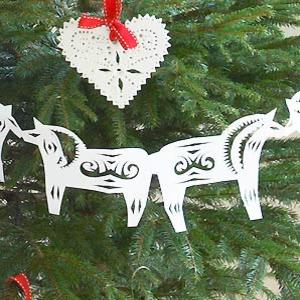 Scandinavian horse garland - Make a Scandinavian horse paper Christmas garland - Christmas decorations to make - Craft - allaboutyou.com
