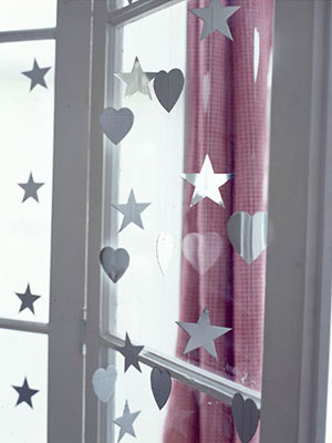 Make a Christmas star and heart window garland - Christmas decorations to make - craft - allaboutyou.com