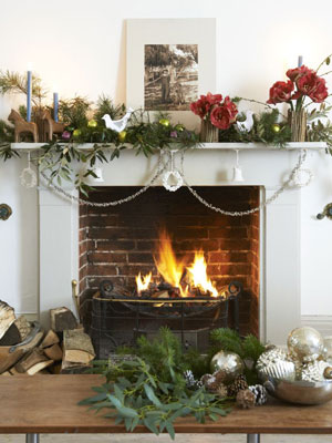 Fireplace decorated with evergreens and baubles - Make your fireplace festive Christmas decorations to make - Craft - allaboutyou.com