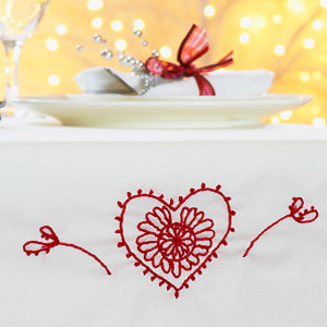 Christmas Crafting in No Time table runner to sew - Sew a Christmas table runner: free sewing pattern - Christmas table decorations - Craft - allaboutyou.com
