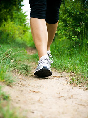 123 woman walking on trail - Walking? Watch out for ticks and Lyme disease - Take a walk - Country & travel - allaboutyou.com