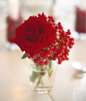 Berries and rose place setting Christmas flower arrangement to make - Christmas craft - allaboutyou.com