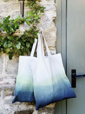 How to dip-dye a bag - accessories to make - fabric dye - easy craft projects - Craft - allaboutyou.com