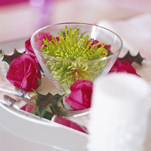 Chrysanthemum, rose and holly place setting Christmas flower arrangement to make - Christmas craft - allaboutyou.com