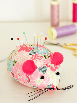 Mouse pin cushion free sewing pattern for a pincushion quick craft ideas allaboutyou.com 

