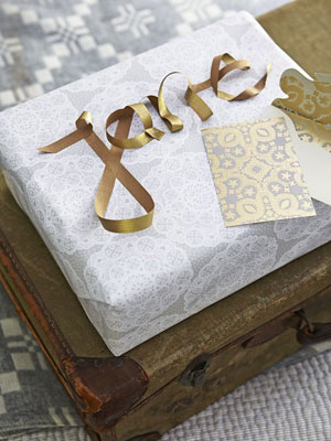 Ribbon wrapping paper - Decorate wrapping paper with a ribbon name - Craft - allaboutyou.com