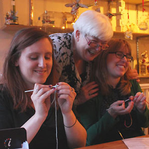 PR Bernadette from The Amazings teaching knitting