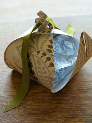 Ribboned gift box to make - Christmas craft ideas: Christmas gift wrapping - Craft - allaboutyou.com
