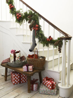 Staircase decorated with a Christmas garland - Decorate your hallway with a Christmas garland - Craft - allaboutyou.com