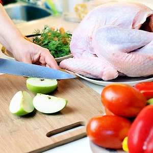 123 woman cutting apple by turkey - Avoid Christmas food poisoning - Diet & wellbeing - allaboutyou.com