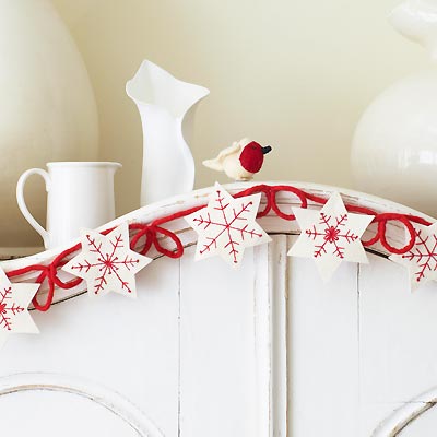 Christmas Crafting in No Time felt snowflake garland - Sew a felt snowflake Christmas garland: free sewing pattern - Christmas decorations to make - Craft - allaboutyou.com