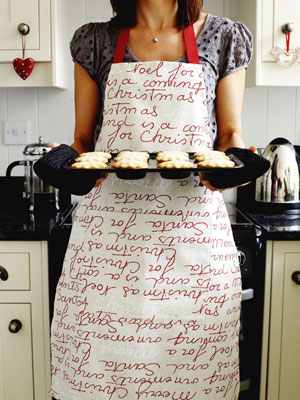 Christmas apron to sew - Make it for your Christmas wardrobe - Craft - allaboutyou.com