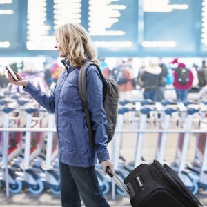 Woman at the airport - Hand or hold? Pre-flight advice - Country&travel - allaboutyou.com