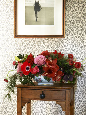 Festive flower arrangement on a side table - Make a festive flower arrangement - Craft - allaboutyou.com